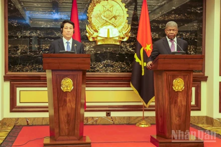 Chủ tịch nước Lương Cường và Tổng thống Angola gặp gỡ báo chí. (Ảnh: Xuân Kỳ)