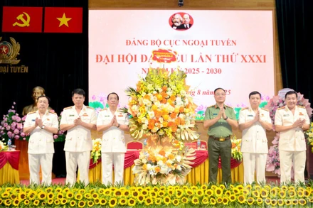 Thượng tướng Phạm Thế Tùng, Ủy viên Ban Thường vụ Đảng ủy Công an Trung ương, Thứ trưởng Công an tặng hoa chúc mừng Đại hội. (Ảnh: PHẠM CƯỜNG)