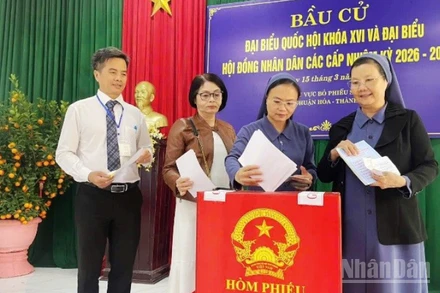 Các chức sắc, nữ tu sĩ và bà con Thiên Chúa giáo phường Thuận Hóa, thành phố Huế tham gia bầu cử.