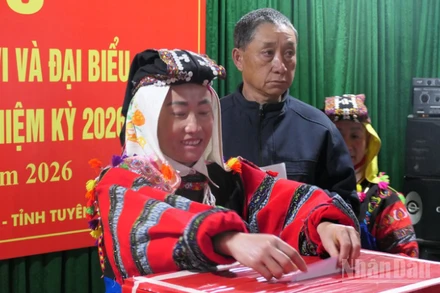 Cử tri thôn Lô Lô Chải, xã Lũng Cú, tỉnh Tuyên Quang đi bầu cử đại biểu Quốc hội khóa XVI và Hội đồng nhân dân các cấp, nhiệm kỳ 2026-2031.