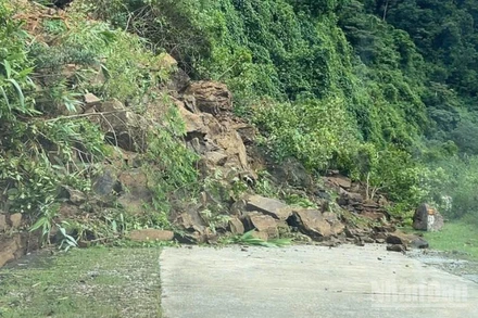 Sạt lở trên đường Hồ Chí Minh nhánh tây đi qua địa phận tỉnh Quảng Trị chiều 5/11/2025.