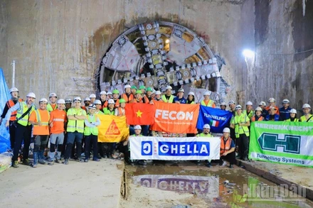 Đơn vị thi công và tư vấn thiết kế ăn mừng dấu ấn mới tại dự án khi máy đào hầm tiến tới ga Văn Miếu chiều 13/11.