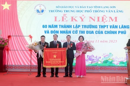 Phó Chủ tịch Ủy ban nhân dân tỉnh Lạng Sơn Đoàn Thanh Sơn tặng Cờ Thi đua của Chính phủ cho Trường THPT Văn Lãng.