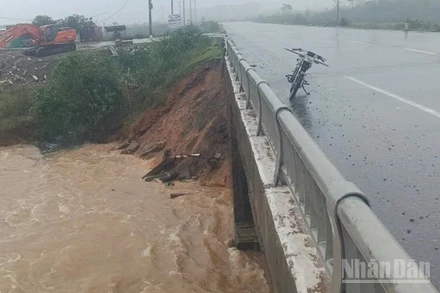 Sạt lở ta-luy âm đe dọa sụt mố cầu tại vị trí Km561+00-Km595+00 (đoạn thuộc tuyến tránh Quốc lộ 1A qua thị xã Kỳ Anh). 