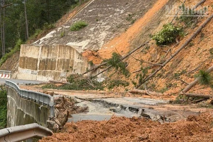 Sạt lở trên đèo Mimosa.