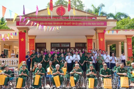 Chủ tịch nước Lương Cường tặng quà các thương binh tại Trung tâm điều dưỡng thương binh Duy Tiên nhân dịp 27/7