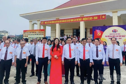 Các đại biểu phấn khởi tham dự Đại hội Đảng bộ xã Hội Thịnh.