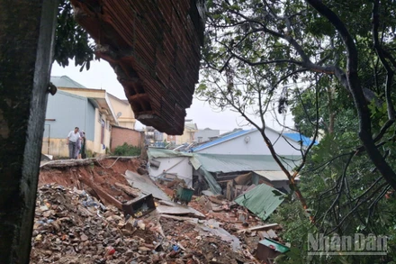 Hiện trường vụ sập tường vào sáng ngày 24/7.