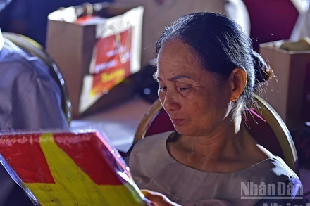 Đại diện gia đình các liệt sĩ nhận di ảnh tại chương trình.