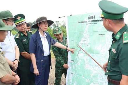 Đồng chí Bùi Thị Quỳnh Vân, Ủy viên Trung ương Đảng, Bí thư Tỉnh ủy Quảng Ngãi nghe báo cáo và khảo sát điểm dự kiến mở cửa khẩu phụ Hồ Le nằm trên địa bàn xã Ia Đal.