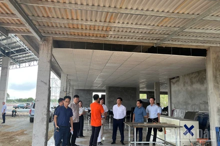 Đoàn công tác của Cục Đường bộ Việt Nam trực tiếp kiểm tra hiện trường thi công các trạm dừng nghỉ tuyến cao tốc bắc-nam, phía đông.