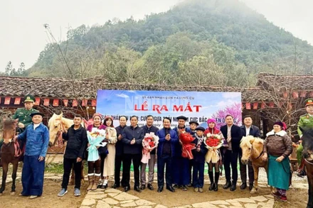Bí thư Tỉnh ủy Tuyên Quang Hầu A Lềnh tặng hoa chúc mừng đơn vị tổ chức sản phẩm du lịch mới "Cưỡi ngựa trải nghiệm cực Bắc".