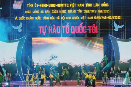 Chương trình nghệ thuật đặc biệt với chủ đề “Tự hào Tổ quốc tôi” do tỉnh Lâm Đồng tổ chức.