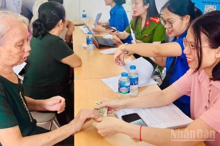 Người dân phường Long Biên (Hà Nội) vui mừng, phấn khởi khi được nhận quà Tết Độc lập. Ảnh: Nguyên Trang.