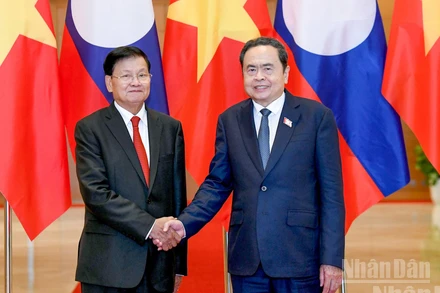 Chủ tịch Quốc hội Trần Thanh Mẫn và Tổng Bí thư, Chủ tịch nước Lào Thongloun Sisoulith.