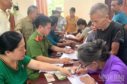 Nhân dân phường Hàm Rồng, tỉnh Thanh Hóa nhận quà "Tết Độc lập".