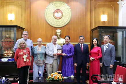 Phó Chủ tịch Ủy ban Trung ương Mặt trận Tổ quốc Việt Nam Hà Thị Nga, Bí thư Đảng Cộng sản Anh Robert Griffiths (lần lượt thứ 4 và 5 từ phải sang) cùng đại diện các đơn vị, tổ chức liên quan tại buổi làm việc.