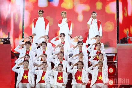 Nhóm 3 nghệ sĩ, nhà sản xuất âm nhạc trẻ DTAP xuất hiện trên sân khấu "Tự hào Việt Nam" với ca khúc "Nhà tôi có treo một lá cờ".