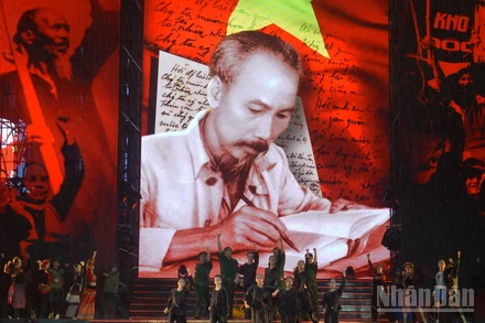 Đông đảo người dân và du khách đã đến phường Sài Gòn thưởng thức chương trình nghệ thuật đặc biệt mang tên “Ánh sao Độc lập”.