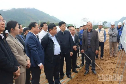 Phó Thủ tướng Chính phủ Nguyễn Chí Dũng trực tiếp kiểm tra hiện trường dự án cao tốc bắc-nam. (Ảnh: Báo Nhân Dân)