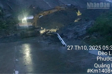 Cục Đường bộ Việt Nam xuyên đêm khắc phục các vị trí sạt lở do mưa lũ.