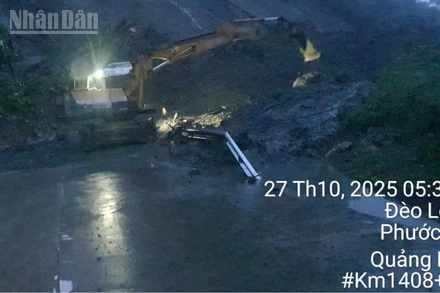 Cán bộ, người lao động ngành đường bộ xuyên đêm khắc phục hậu quả thiên tai nhằm sớm thông tuyến, bảo đảm giao thông thông suốt trên các tuyến đường chịu ảnh hưởng của thiên tai.