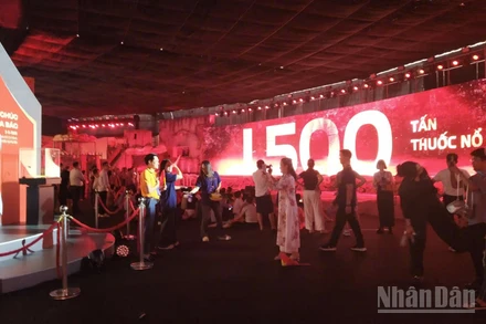 Phân khu 3 tại Triển lãm "95 năm Cờ Đảng soi đường" là 1 địa điểm thu hút hàng vạn khách tham quan triển lãm lần này.