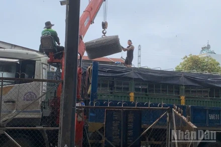 4.000 rọ thép được bốc lên xe vận chuyển cứu trợ khắc phục hạ tầng giao thông miền trung đang hứng chịu mưa lũ kỷ lục.