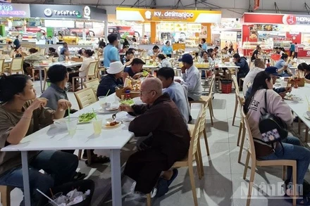 Một trạm dừng nghỉ trên tuyến cao tốc bắc-nam. (Ảnh: QUANG HƯNG) 