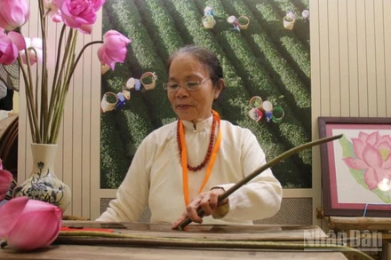 Nghệ nhân Phan Thị Thuận với mong muốn người dân sống hạnh phúc bằng nghề truyền thống.