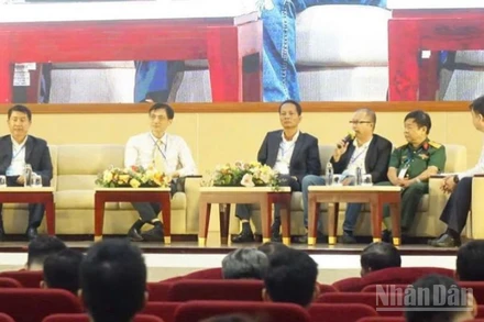 Các chuyên gia tham gia tọa đàm tại hội thảo.