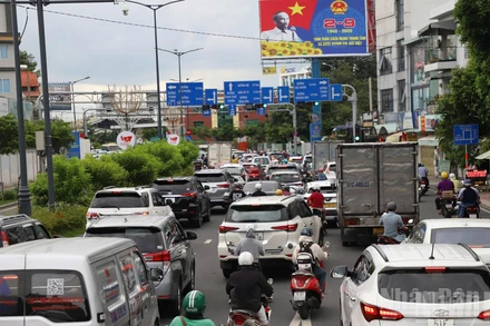 Lượng xe di chuyển ra hướng khu vực sân Tân Sơn Nhất và hướng đi các tỉnh miền tây tăng đột biến.