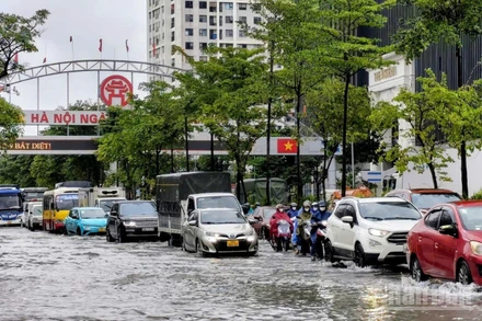 Bão số 10 gây mưa lớn tại Hà Nội khiến 1 số tuyến đường bị ngập úng cục bộ. (Ảnh: Báo Nhân Dân)