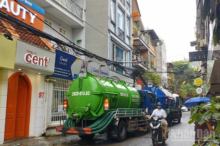 Trưa 6/8, Ban Quản lý Đường sắt đô thị Hà Nội đã dọn sạch phần bùn và nước bị trào lên tại ngõ Núi Trúc trong quá trình thi công.