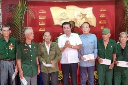 Đồng chí Võ Văn Dũng, nguyên Bí thư Tỉnh ủy Bạc Liêu cũ (nay thuộc tỉnh Cà Mau) thăm, trao tặng quà Tết cho các gia đình chính sách, người có công tại khu Căn cứ Tỉnh ủy ở xã Ninh Thạnh Lợi.