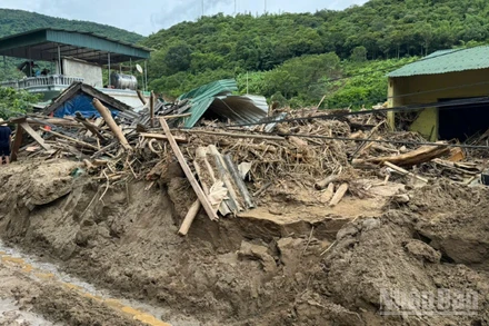 Bão số 5 gây sạt lở ta-luy tràn xuống đường Quốc lộ tại tỉnh Nghệ An.