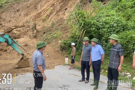 Lãnh đạo Cục Đường bộ Việt Nam đi kiểm tra thiệt hại cho ngành đường bộ sau cơn bão số 3 Wipha.