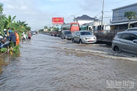 Triều cường gây ngập trên 1 số vị trí thuộc tuyến quốc lộ 1 gây khó khăn cho các phương tiện lưu thông.