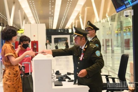 Hành khách thực hiện kiểm tra an ninh trước khi lên máy bay tại sân bay.