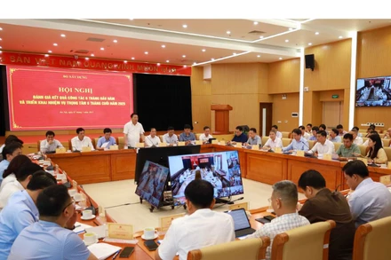 Bộ trưởng Trần Hồng Minh chủ trì hội nghị, cùng tham dự có các Thứ trưởng, Thủ trưởng các đơn vị trực thuộc và kết nối trực tuyến tới Sở Xây dựng các tỉnh, thành trên cả nước. 