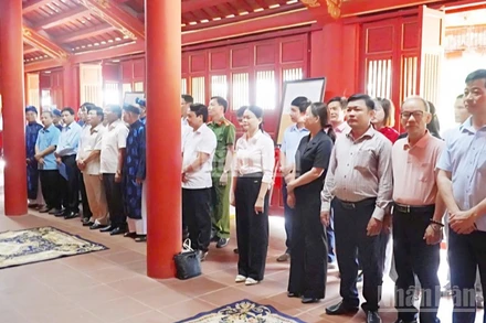 Lãnh đạo và nhân dân xã Cam Lộ tham dự Lễ kỷ niệm 140 năm ngày vua Hàm Nghi ban Chiếu Cần Vương. 