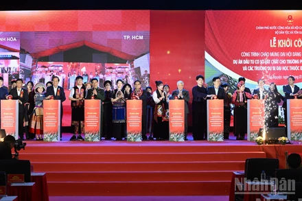 Thủ tướng Phạm Minh Chính và các đồng chí lãnh đạo Đảng, Nhà nước thực hiện nghi thức khởi công.