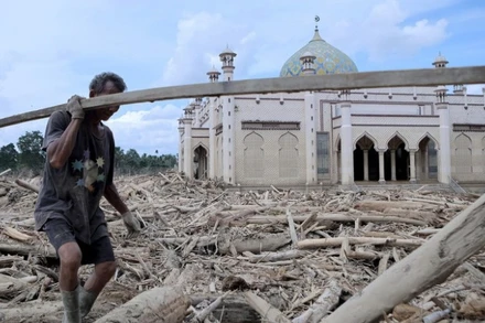 Lũ lụt và lở đất do mưa lớn tại Aceh, Indonesia ngày 10/12/2025. (Ảnh: THX/TTXVN)