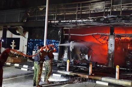 Hiện trường vụ nổ bom tại trạm xăng ở Narathiwat, Thái Lan, ngày 11/1/2026. (Ảnh: TTXVN)