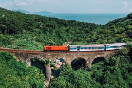Tạm thời khách đi tàu hỏa sẽ trung chuyển bằng ô-tô từ ga Đà Nẵng đến ga Lăng Cô và ngược lại.
