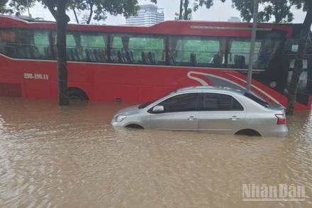 Do ảnh hưởng của cơn bão số 5, Hà Nội mưa lớn từ đêm qua tới sáng 26/8, gây ra ngập úng cục bộ nhiều nơi trên địa bàn Thủ đô.