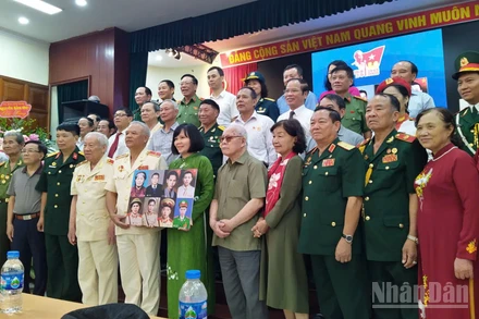 8 di ảnh phục dựng được Tổ chức Trái tim người lính cùng thân nhân các gia đình Anh hùng, liệt sĩ trao tặng cho các bảo tàng sáng 5/9.