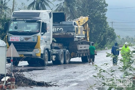 Khu Quản lý đường bộ xử lý sự cố nứt mặt đường tại Km1253+100 trên Quốc lộ 1.