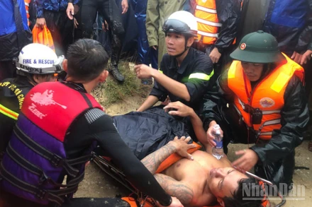 Một ngư dân trong vụ chìm tàu cá được cứu. (Ảnh: Báo Nhân Dân)