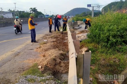 Công nhân đường sắt Thanh Hóa thực hiện đóng lối đi tự mở nhằm bảo vệ an toàn giao thông đường sắt. 